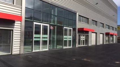Locaux d'activité neufs avec Quais de déchargement, portes sectionnelles et bureaux lumineux - Offre immobilière - Arthur Loyd