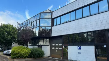 Activité et bureaux rénovés à louer - Site fermé - Portes sectionnelles - Proximité A86 - Offre immobilière - Arthur Loyd