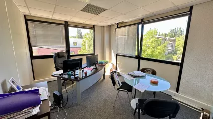 BUREAUX AVEC PARKINGS PRIVATIFS À LOUER AIX EST - Offre immobilière - Arthur Loyd