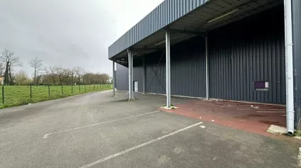 A LOUER LOCAL COMMERCIAL DE1 300 m² - BOUFFERE SECTEUR MONTAIGU - Offre immobilière - Arthur Loyd