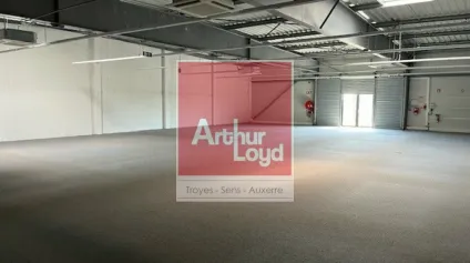 MIGENNES - Local commercial en excellent état dans zone commerciale - Offre immobilière - Arthur Loyd