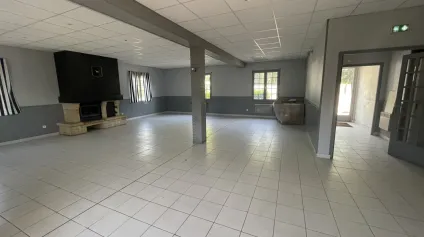 A VENDRE BÂTIMENT INDÉPENDANT - AXE CHAMBLY / BEAUVAIS - Offre immobilière - Arthur Loyd