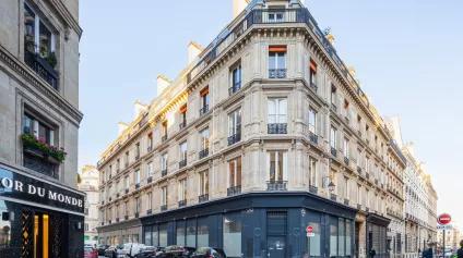 Opportunité de valorisation. Bureaux et locaux commerciaux à vendre dans un immeuble hausmanien d'angle, en pierre de taille. - Offre immobilière - Arthur Loyd