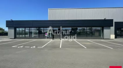 BEAUCOUZE BELLE VISIBILITÉ LOCAL D'ACTIVITÉ/NEGOCE 658 m² A LOUER - Offre immobilière - Arthur Loyd