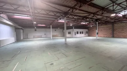 MACON PROCHE CENTRE - A louer à Mâcon, atelier avec bureaux dans la zone industrielle de Mâcon Sud. - Offre immobilière - Arthur Loyd