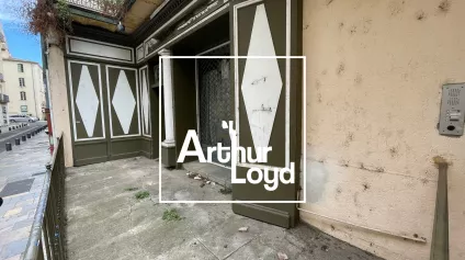 Local Commercial Nîmes Centre : Opportunité Rénovation & Terrasse Place Esclafidou - Vente - Offre immobilière - Arthur Loyd