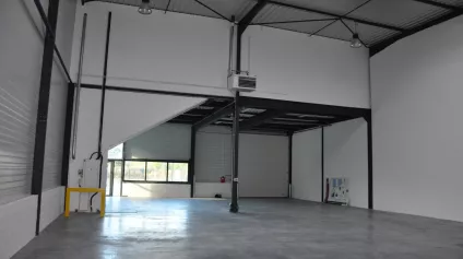 Situé au centre de CROIX , à proximité des grands axes , nous vous proposons au sein d'un parc récent des entrepots / Locaux d'activités à vendre ou à louer. - Offre immobilière - Arthur Loyd