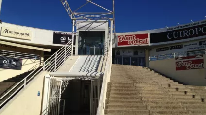 Local Commercial Nîmes : 5 Cellules d'Exception en Zone Stratégique, Accès Parking Aisé - Offre immobilière - Arthur Loyd