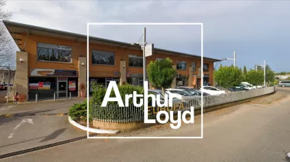 Bureaux à Louer Uzès : Local Professionnel Climatisation et Fibre, Accès PMR, Parking Sécurisé. - Offre immobilière - Arthur Loyd