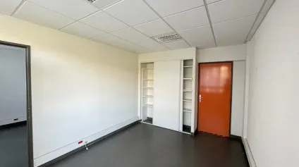 POITIERS CENTRE CITEE JUDICIAIRE - BUREAUX A VENDRE AVEC 7 PLACES DE STATIONNEMENT - Offre immobilière - Arthur Loyd