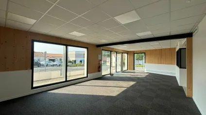 À LOUER  BUREAUX RÉCENTS ET LUMINEUX  CENTRE DE MOUILLERON-LE-CAPTIF (85) - Offre immobilière - Arthur Loyd
