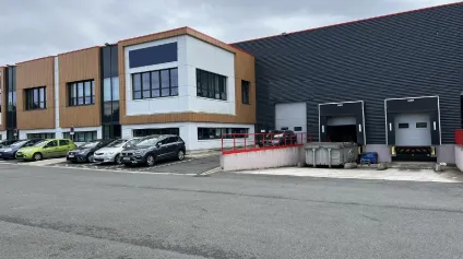 Disponible à la location : Plateforme industrielle moderne 1313 m² - Zone d'activités Roissy CDG - Emplacement privilégié - 1 accès à quai et 1 porte plain pied - Offre immobilière - Arthur Loyd