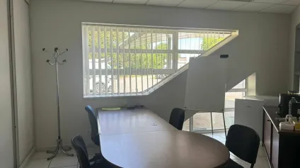 À VENDRE  BUREAUX 600 M²  PROCHE LA ROCHE-SUR-YON  ZONE D'ACTIVITES  PARKINGS - Offre immobilière - Arthur Loyd