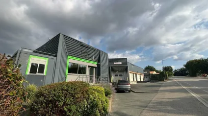 À LOUER  ENSEMBLE ACTIVITÉ + BUREAUX  SAINT-FLORENT-DES-BOIS (RIVES-DE-L'YON)Multiples quais de déchargement  Surface fonctionnelle  À 15 min de La Roche-sur-Yon / 25 min de L... - Offre immobilière - Arthur Loyd