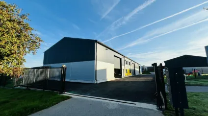 A LOUER - ZA ST JEAN DE LA NEUVILLE - ENSEMBLE IMMOBILIER NEUF 1 000 m2 SUR ZONE EN DÉVELOPPEMENT CROISSANT - Offre immobilière - Arthur Loyd