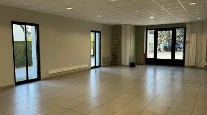 TOURS SUD VEIGNE - A LOUER BUREAUX DE 114 M² AVEC 8 PARKINGS - PROCHE D910 - Offre immobilière - Arthur Loyd