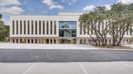 BUREAUX AVEC NOMBREUX SERVICES AU SEIN D'UN CENTRE D'AFFAIRE - Offre immobilière - Arthur Loyd