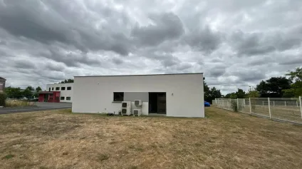 À LOUER  BÂTIMENT TERTIAIRE DE PLAIN-PIED  200 m²  LA ROCHE-SUR-YON - Offre immobilière - Arthur Loyd