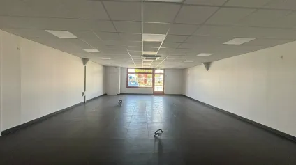 À louer  Local commercial/atelier 179 m²  Sud de La Roche-sur-Yon - Offre immobilière - Arthur Loyd