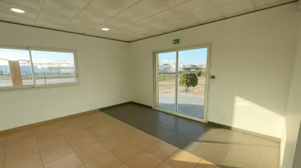 POITIERS - ZI REPUBLIQUE - BUREAUX EN RDC RENOVES A LOUER DE 156M² PROCHES AXES ROUTIERS AVEC VISIBILITE - Offre immobilière - Arthur Loyd