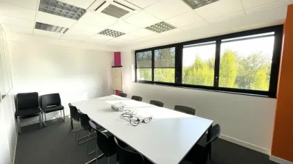 POITIERS POLE REPUBLIQUE - BUREAUX EXCELLENT ETAT - A LOUER ENTIEREMENT AMENAGE - 134M² - Offre immobilière - Arthur Loyd