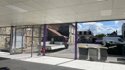 Idéalement situé en pénétrante de ville de Soissons, Arthur Loyd vous propose un local commercial d'une surface d'environ 1050 m2 à la vente et disponible immédiatement. - Offre immobilière - Arthur Loyd