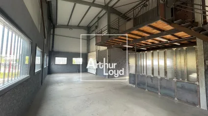 Local d'activité indépendant à louer dans une zone artisanale - Offre immobilière - Arthur Loyd