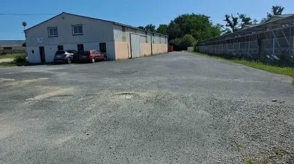 Bâtiment / local d'activité - Brive ouest / Zone de l'aérodrome - Grande cour - Offre immobilière - Arthur Loyd