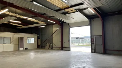 Situé en ZI à proximité de Soissons, à proximité des axes N2 et N31, un atelier/local de stockage d'une surface totale de 250 m2 environ à location, immédiatement disponible. - Offre immobilière - Arthur Loyd