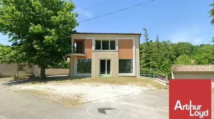 MONTELIMAR PROCHE DU CENTRE-VILLE - A LOUER - BUREAUX EN RDC LUMINEUX AVEC PARKING - Offre immobilière - Arthur Loyd