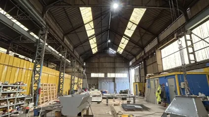 Entrepôts à louer à proximité immédiate de l'autoroute . - Offre immobilière - Arthur Loyd