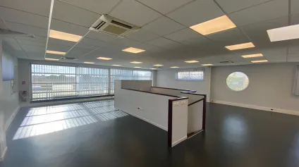 Bureaux à louer 315 m² - zone artisanale Dompierre-sur-Mer, accès facile - Offre immobilière - Arthur Loyd