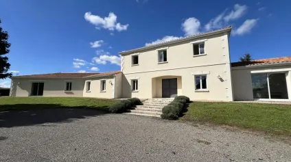 Immeuble de bureaux avec parking et parc arboré à vendre secteur COGNAC - Offre immobilière - Arthur Loyd