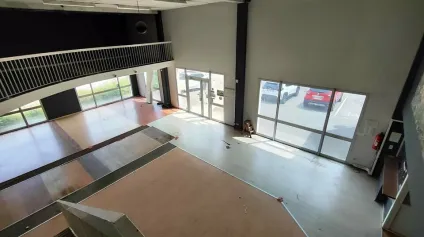 A LOUER OU A VENDRE - Local Commercial de 1045m2 - Seynod - Offre immobilière - Arthur Loyd