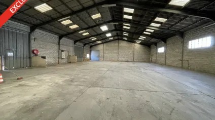 À louer - Local d'activité de 1 390 m² avec bureaux - Avignon La Courtine - Accès stratégique 