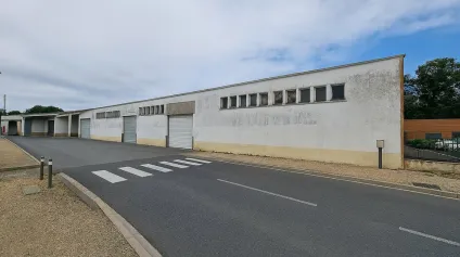 LOCATION LOCAL COMMERCIAL 200M2 ZONE ST FLORENT NIORT AVEC PARKINGS - Offre immobilière - Arthur Loyd