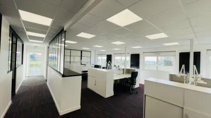 A LOUER - TERRE PLEIN 3 600m2 + 130 m2 BUREAUX MEUBLÉS - Offre immobilière - Arthur Loyd