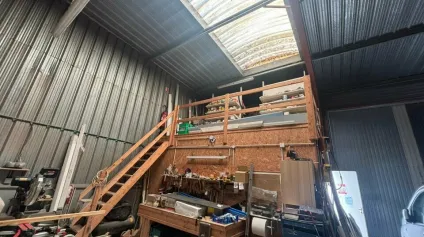 À louer  Local d'activité 190 m² avec bureau et mezzanine - Offre immobilière - Arthur Loyd
