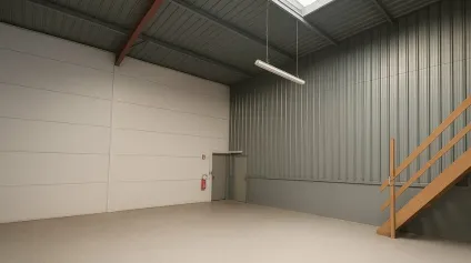 À LOUER  Local d'activité de 290 m² avec surface extérieure  Proximité immédiate de la D948 - Offre immobilière - Arthur Loyd