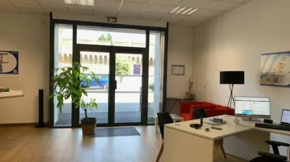 Bureau à louer à Avignon en rez-de-chaussée, face aux Remparts avec parking et accès direct - Offre immobilière - Arthur Loyd