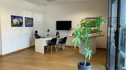 Bureau à louer à Avignon en rez-de-chaussée, face aux Remparts avec parking et accès direct - Offre immobilière - Arthur Loyd