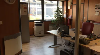 Bureaux à la location d'une superficie de 135 m2 environ en rez-de-chaussée avec accès PMR disponible immédiatement à Soissons. - Offre immobilière - Arthur Loyd