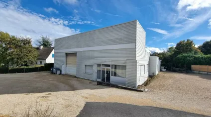 À louer  Local d'activité de 772 m² avec atelier grande hauteur, bureaux et parking sécurisé - Offre immobilière - Arthur Loyd