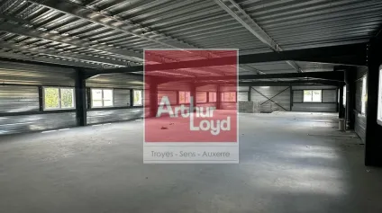 Bureaux avec espace de stockage - Savipol - Offre immobilière - Arthur Loyd