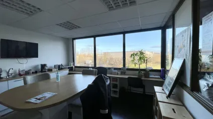 BUREAUX ET ZONE DE STOCKAGE À LOUER - COEUR DE ZI DE L'INQUÊTERIE - Offre immobilière - Arthur Loyd