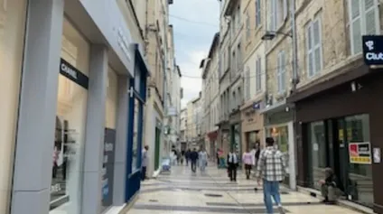 AVIGNON CENTRE VILLE RUE PIETONNE LOCAL COMMERCIAL DE 17 M2 A LOUER - Offre immobilière - Arthur Loyd