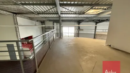 Local d'activités à usage commercial à louer de 250 m2 + 122 m2 de mezzanineavec une forte visibilité, Nîmes, - Offre immobilière - Arthur Loyd