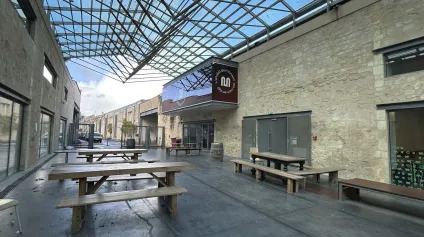 À louer aux Chartrons à Bordeaux un local commercial sur deux niveaux d'environ 320 m² - Offre immobilière - Arthur Loyd