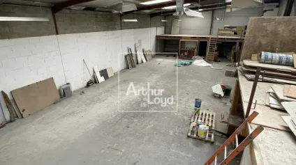 LOCAL ACTIVITE / STOCKAGE - Entrée de zone - Offre immobilière - Arthur Loyd