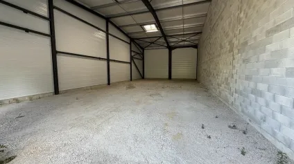Local de stockage ou d'atelier, situés sur la zone Est de Valence, à proximité immédiate des axes autoroutier. - Offre immobilière - Arthur Loyd
